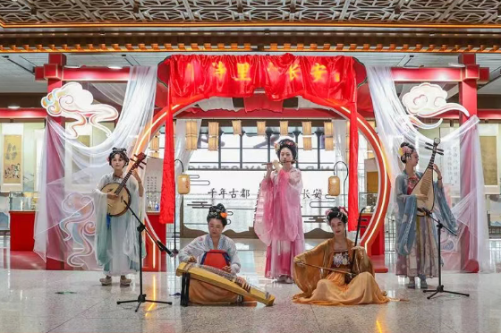 唐博赴约“唐诗里的长安”博物馆主题展示活动